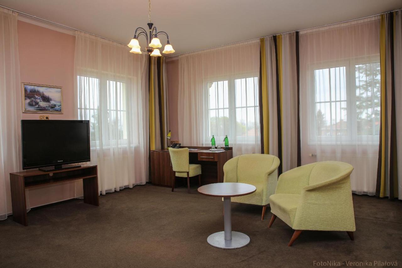 Hotel Zámeček Poděbrady Esterno foto