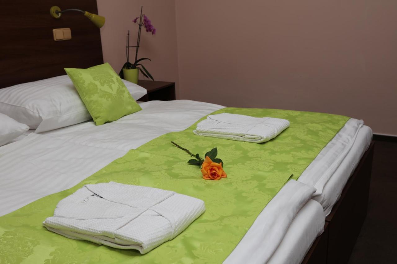 Hotel Zámeček Poděbrady Esterno foto